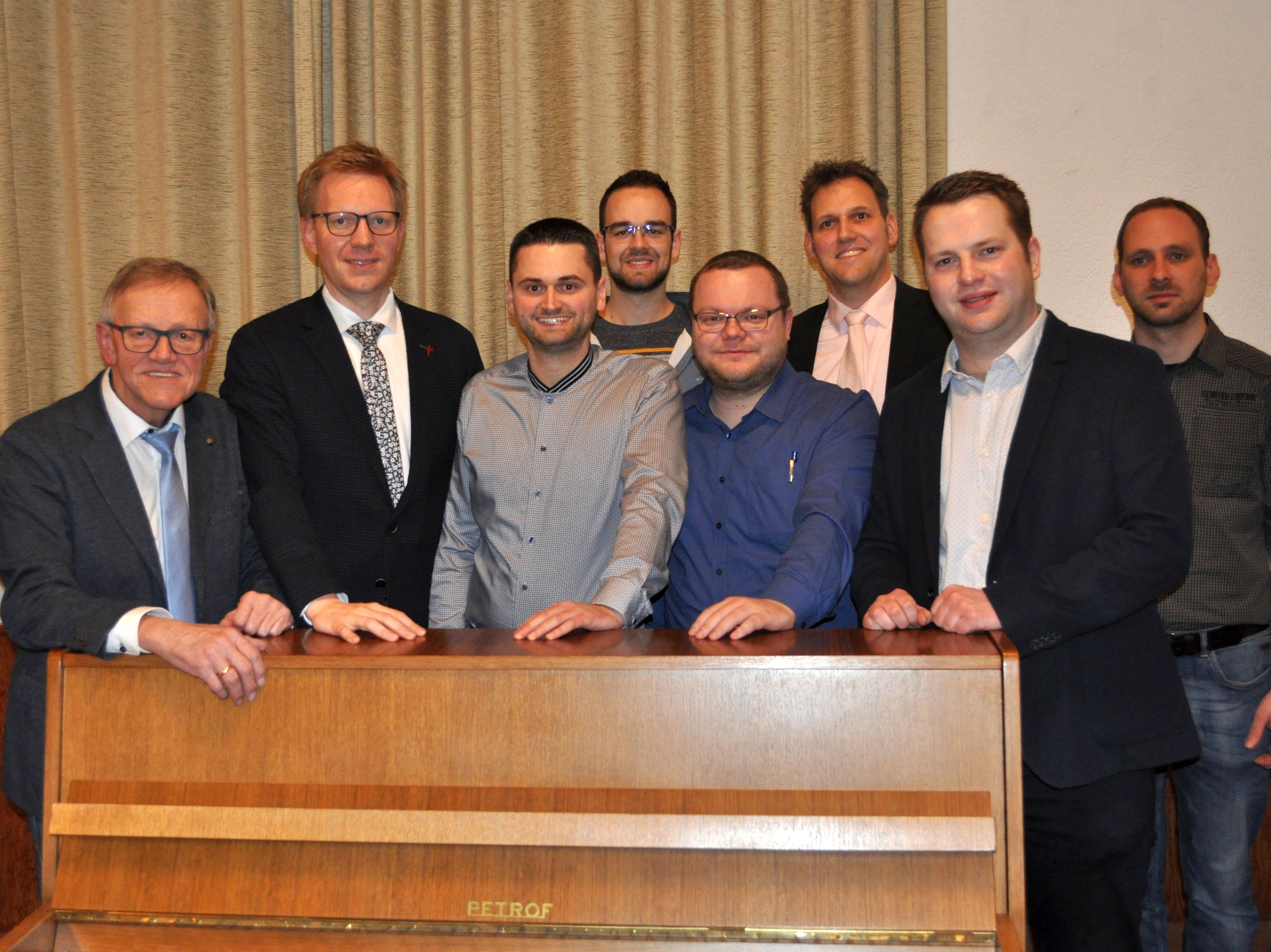 Vorsitzender Berthold Maiworm (links) mit den Vorstandsmitgliedern Thomas Maiworm, Kevin Böhler, Philipp Host, Sebastian Hennecke, Steffen Maiworm, Martin Hilchenbach und Christian Hilgers. 